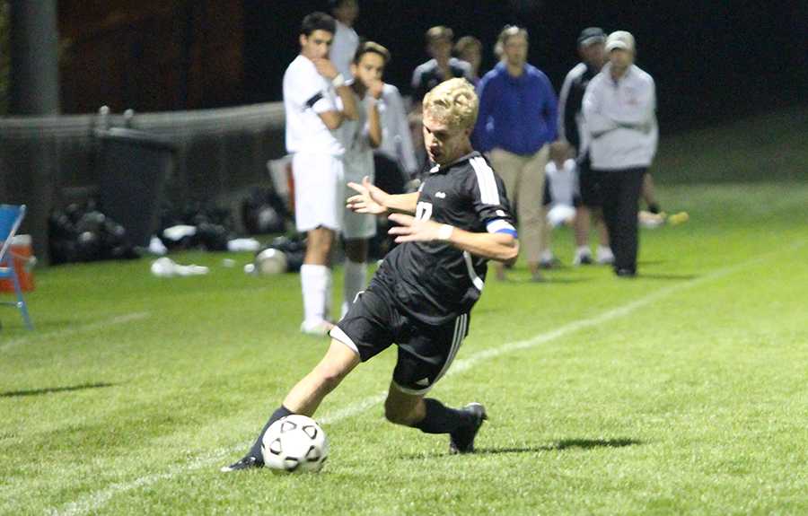 Boys soccer loses to Shawnee Mission East