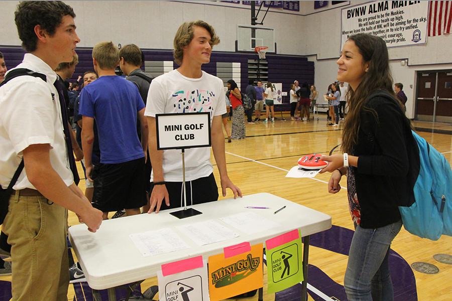 Mini Golf club leader Gage Hall recruits new members for the club at Thursdays activity fair.