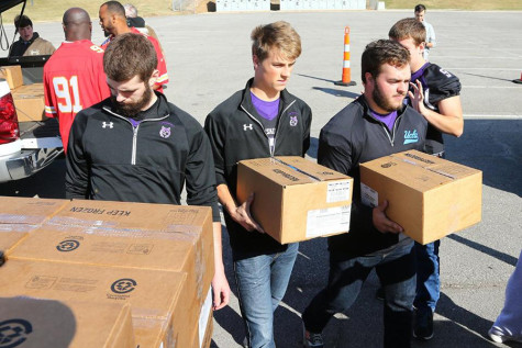Football players volunteer with Chiefs linebackers