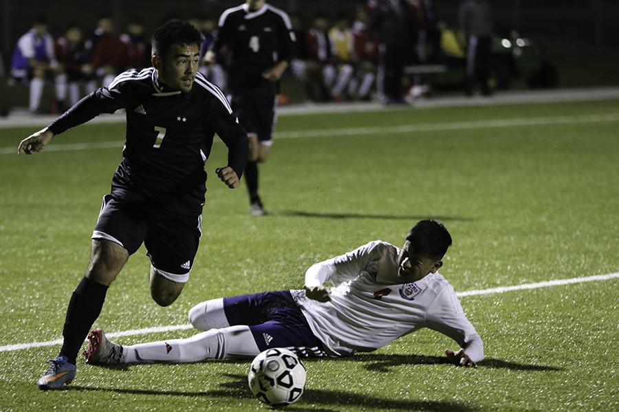 Boys soccer defeats Dodge City, advancing to state championship game