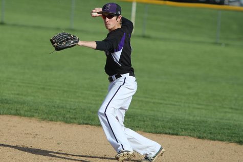 Huskies snap five-game win streak, fall to the Stags 2-1