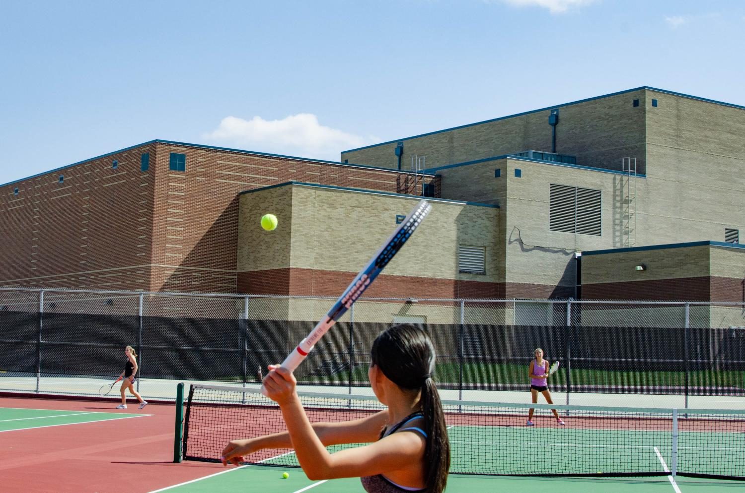 Senior+Annie+Zhang+playing+doubles+at+varsity+tennis+practice.