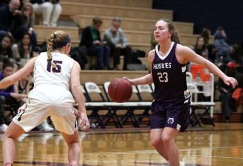 Hawks rout Huskies, 52-24