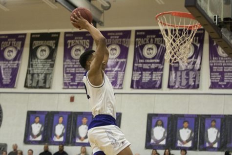 Huskies roll Thunder in Senior Night game, 56-23