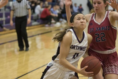 Huskies fall to Thunder on Senior Night, 37-33