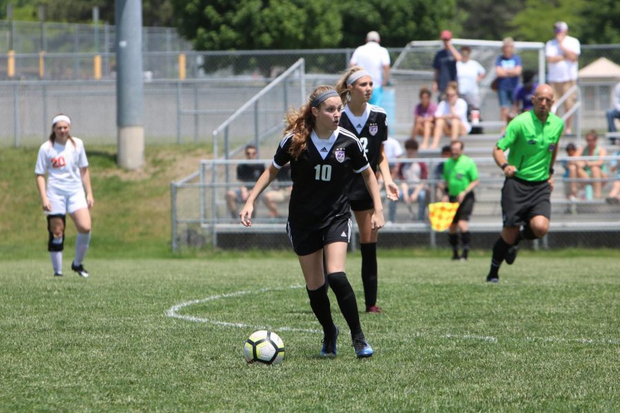 Junior Lindsay Collier looks for an open player. The Huskies were defeated by the Cougars, 1-2.