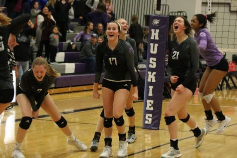 Huskies defeats Mustangs, 3-2, in final home game