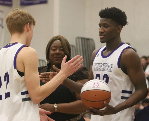 Davis hits game winner, No. 4 Huskies top No. 18 Tigers on senior night, 76-75