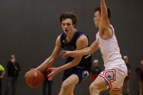 Late comeback sends No. 2 Huskies to third state championship in a row with 61-57 win over No. 6 Shawnee Mission South