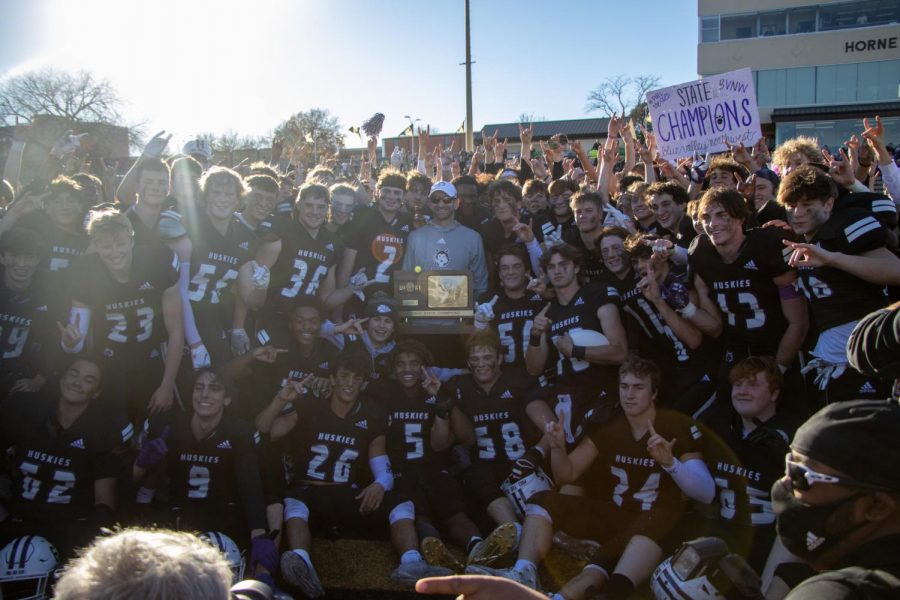 Huskies dominate on both sides of the ball, defeat Derby, 41-21, to win 6A State Championship
